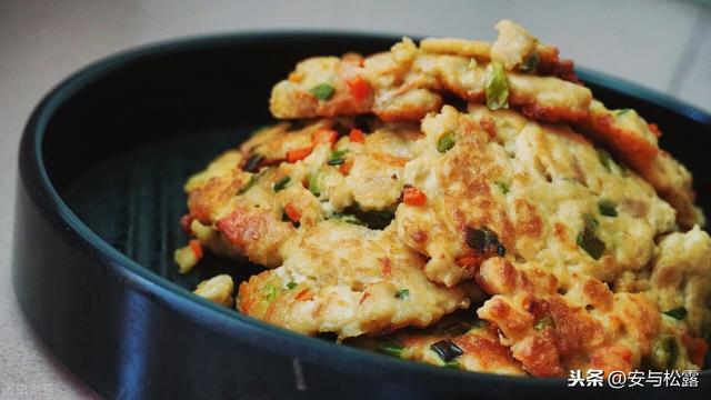 香葱豆腐饼，外酥里嫩鲜香入味，营养美味的家常菜，做法超简单