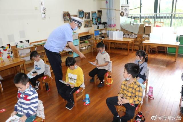 超级宝妈@六一前夕，海曙交警为小朋友们送上特别的节日礼物