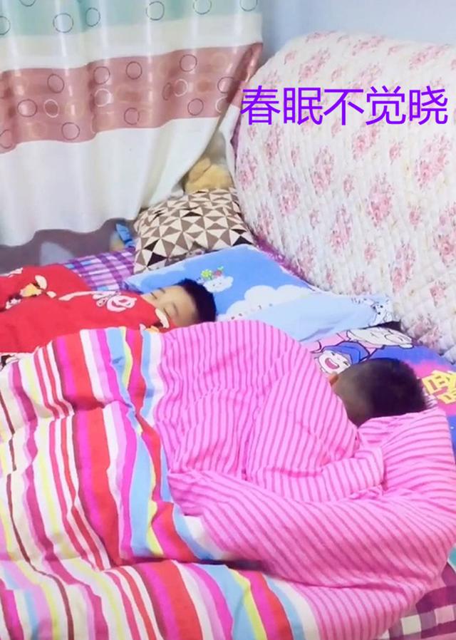 「超级宝妈」穿尿不湿的妹妹替俩哥写作业，网友：上阵亲兄妹，说好的自律呢？