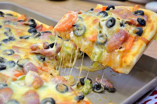 自制家庭版披萨，真材实料，好吃又健康！一点不比餐厅卖的差