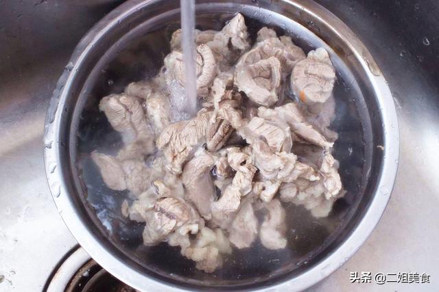 冬天炖羊肉，牢记“2不放2窍门”，羊肉汤不发黑，味道鲜没膻味