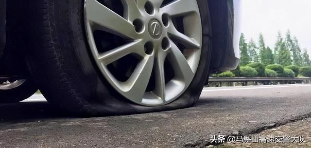 高速上爆胎可以靠边更换备胎吗？还是要交拖车？