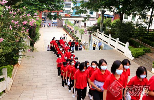 6月7日,丽江华坪女子高级中学的150名考生,在丽江华坪女子高中党支部