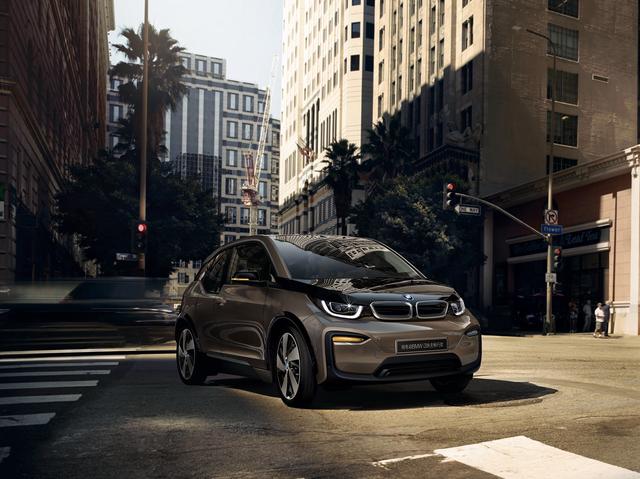 中国经济网■纯电动BMW i4概念车揭开宝马新能源发展新篇章
