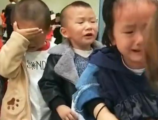 超级宝妈▲幼儿园采血现场火了，萌娃哭成一片太搞笑！网友：像我小时候