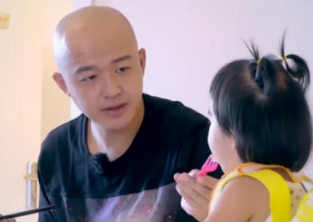 超级宝妈:孩子习惯打人怎么办?包贝尔以暴制暴教育法,引发网友争议