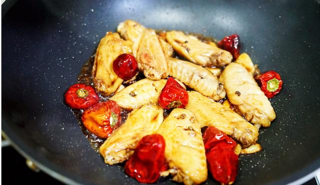 想吃麻辣香锅自己做，20元吃到撑，有荤有素，老公看了流口水