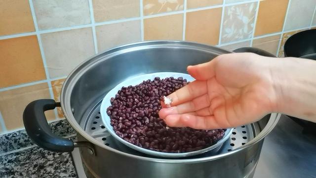 好吃又营养的红豆卷来了，做法简单，每次蒸一锅，上桌很快就光盘