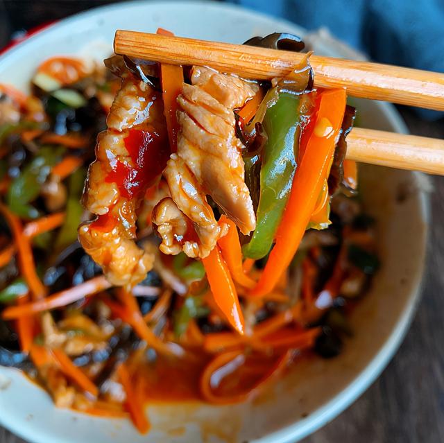 炒肉时，不能加3样调料，很多人爱加，难怪总粘锅，还没“肉味”