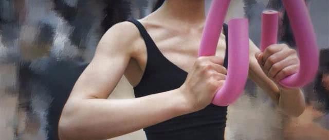 麦小姐|赵丽颖阳光运动成果！粉丝看起来很傻！看起来很虚弱热巴