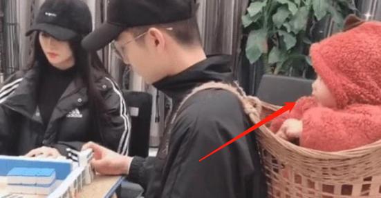 舅舅带娃能有多“不靠谱”？臭脚丫熏跑侄女，袋装奶娃挂门把