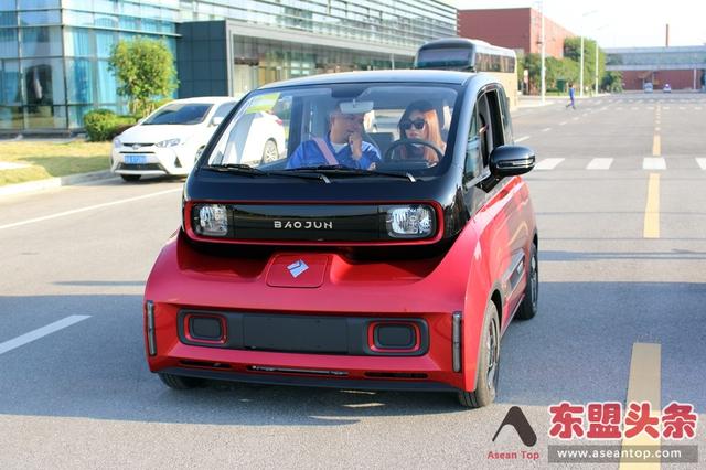 中国五菱“神车”创造新神话 新能源汽车销量超越特斯拉