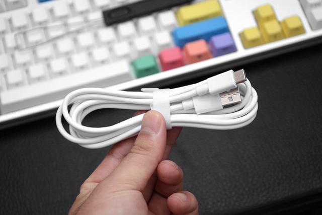 这把键盘让人想起曾经的校园时光，以及老师那精准的“小李飞刀”