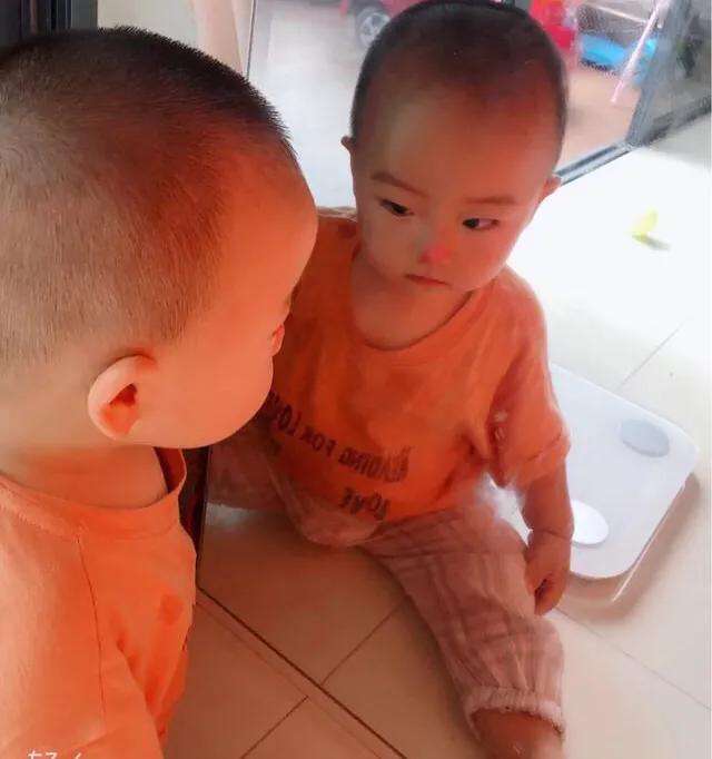 超级宝妈▲看似简单的游戏也能培养孩子的自我意识、促进自控力