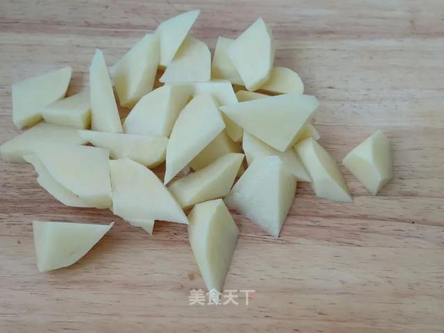 家常版地三鲜教程来了！茄子软糯，土豆粉面，蒜香浓郁超下饭