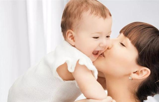 「超级宝妈」孩子喜欢抓妈妈头发，可能是因为这几方面，妈妈们要多了解一下