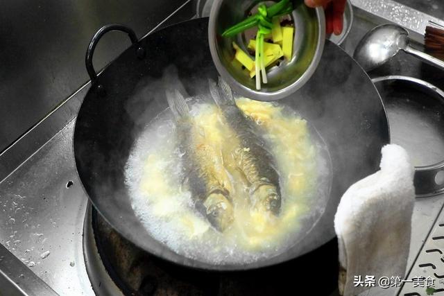 吃天下：月子必备的下奶神器——鲫鱼豆腐汤，再也不用为孩子吃不饱而烦恼