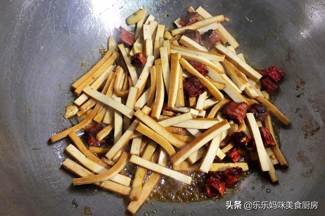 炒豆干时，记住别直接下锅炒，多加1步，好吃没怪味，真香