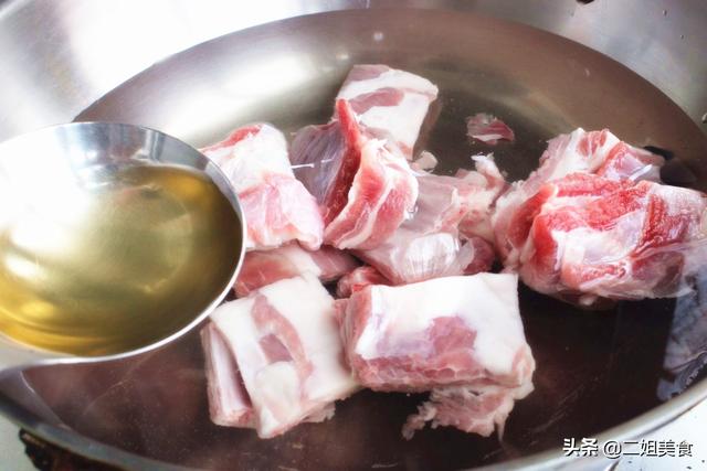 做红焖羊排，牢记别直接下锅，多做两步，红焖羊排鲜嫩还入味