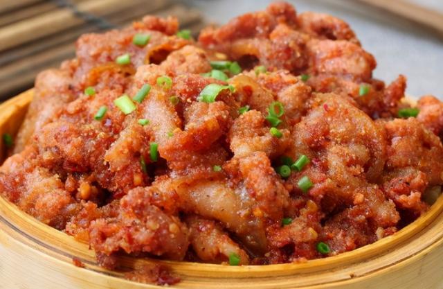 做粉蒸肉，裹好米粉直接蒸是大错！大厨教你做法，酥烂可口，更香