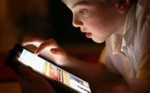 “我控制不住自己玩手机，你们生个更好的吧！”男孩崩溃欲轻生