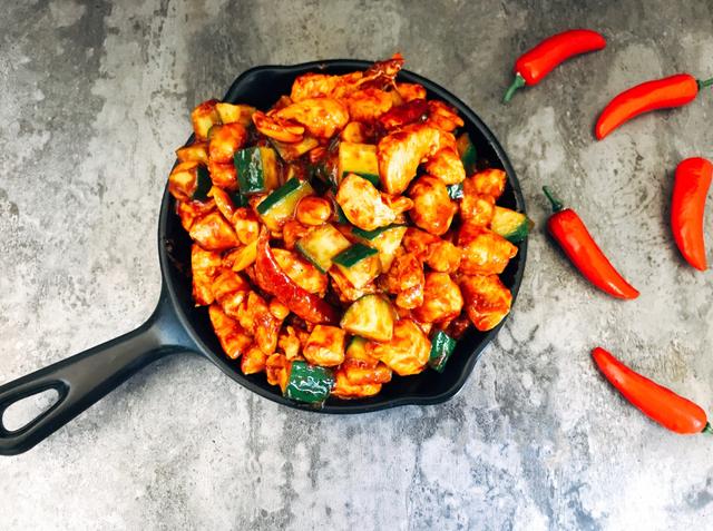 家常版的宫保鸡丁，做法简单，香辣开胃，看着就很有食欲