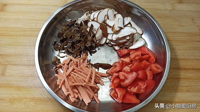 天冷了给家人做一锅酸辣汤，做法简单，暖胃驱寒，成本只需5元钱