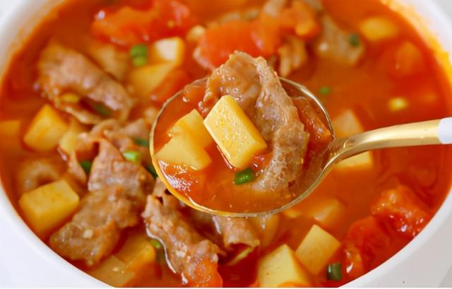 冬天，来一碗热腾腾的番茄土豆肥牛汤，暖身开胃，连汤汁都不剩