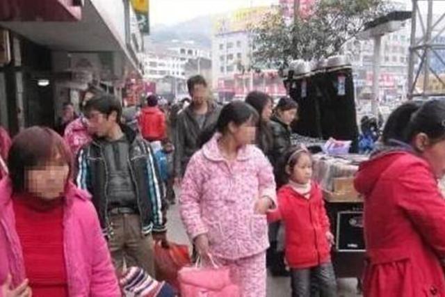 最爱笑的人|接娃放学的“睡衣妈妈”们,方便了自己,却伤害了孩子的自尊
