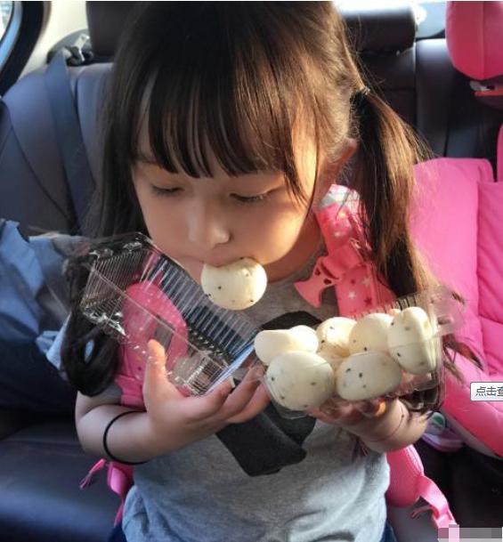 #你的育儿经#妈妈醒来发现娃“丢”了，到厨房一看笑出眼泪，网友：胃口真好