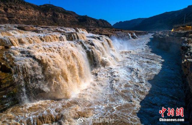 『旅行百事通』黄河壶口瀑布迎来“桃花汛”彩虹相伴景色壮美