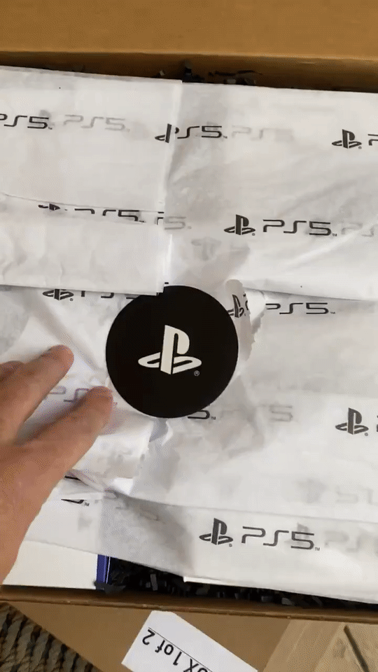 PS5主机外包装展示及DualSense手柄的开箱