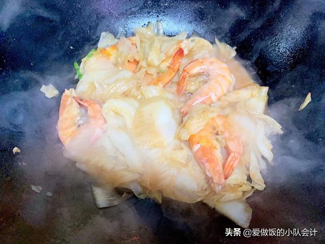鲜虾炖白菜，先放虾或直接炖都不对，多加1步，菜鲜味美又解馋