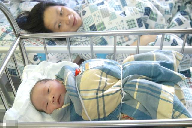【超级宝妈】为什么好多宝宝都是半夜生?白天生和晚上生有啥差别?真不是迷信