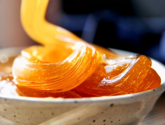 天冷要多吃生姜，做成姜糖每天吃1颗，驱寒更暖身，手脚不冰凉