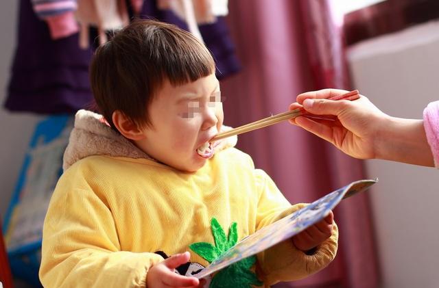 宝宝多大可以吃大人饭？满足俩条件，有几种食物尽量不吃，伤脾胃