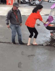 搞笑gif:姑娘的这个一字马太厉害了