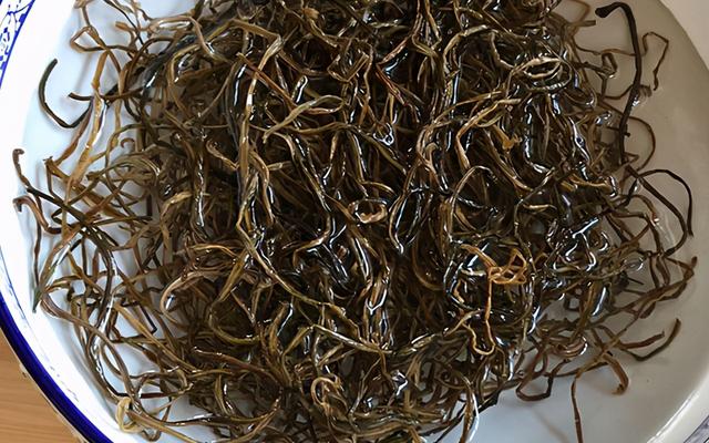 不起眼的红薯藤别扔掉，拿来炖红烧肉，口味独特，软烂入味很好吃