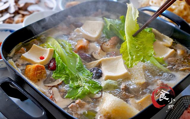 在家吃火锅，一家3口花了300多，洗碗时扎心了：不如去火锅店