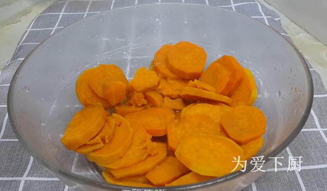 我家烧饼就爱这样做，锅里烙一烙，个个柔软劲道，比吃南瓜饼还香