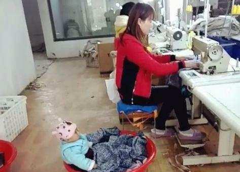 「你的育儿经」“最苦妈妈”背娃上夜班，看到她身后不哭不闹的宝宝，网友泪目