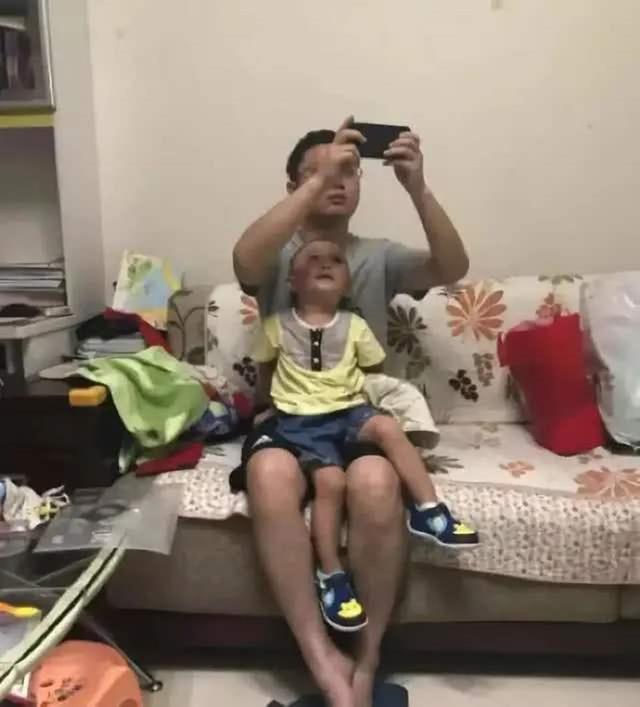 超级宝妈|宝宝出生后奶奶抢来抱，“委屈爸爸”被气哭，那是我孩子