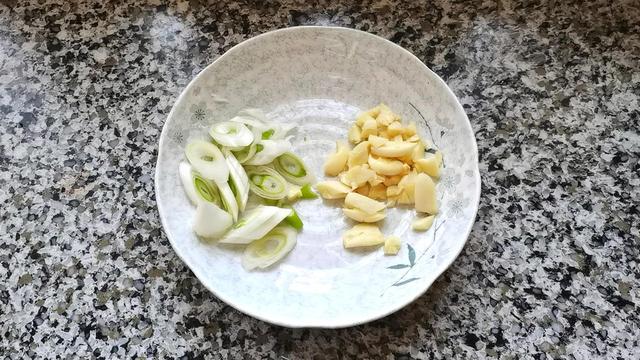 砂锅土豆粉在家做，配菜随意搭，料足味美，好吃又健康，暖心暖胃