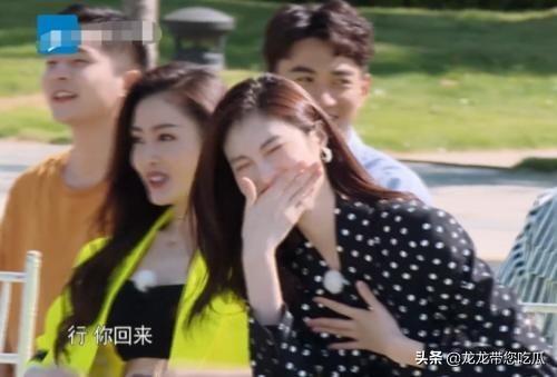 初凉|为何女星都不愿与超模同框？张天爱何穗坐下时的仪态对比，秒懂