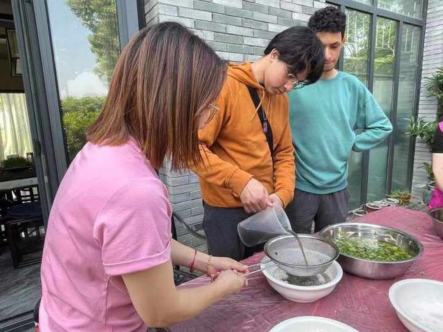 米饭|转眼就到立夏节气，乌米饭又要飘香，留学生们也想学着做