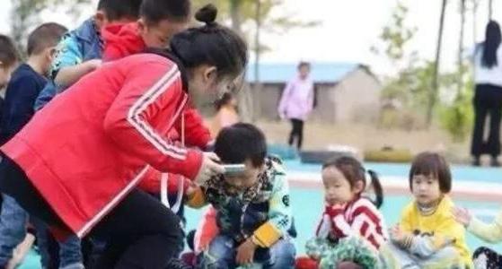 你的育儿经|4岁孩子放学回家，用手抓裤子说不能尿尿，脱下裤子妈妈就炸了