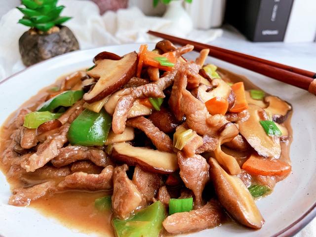 简单的家常菜，香菇炒肉丝，鲜香爽滑又下饭，回家10分钟就吃饭