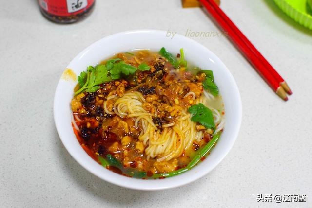 下班回家进厨房，炒一碗肉酱，吃两种面条，比叫外卖还快