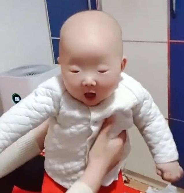 「超级宝妈」宝妈晒“小眼睛”儿子照片，网友看后笑翻：您这是葡萄干吃多了？