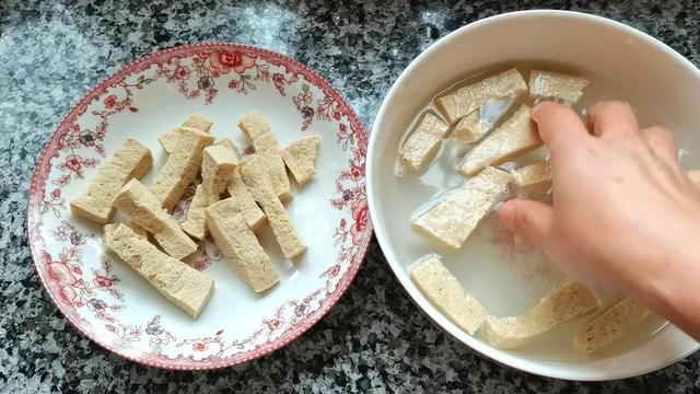 西红柿+冻豆腐这样做，酸香可口，特别下饭，不光好吃还能减肥
